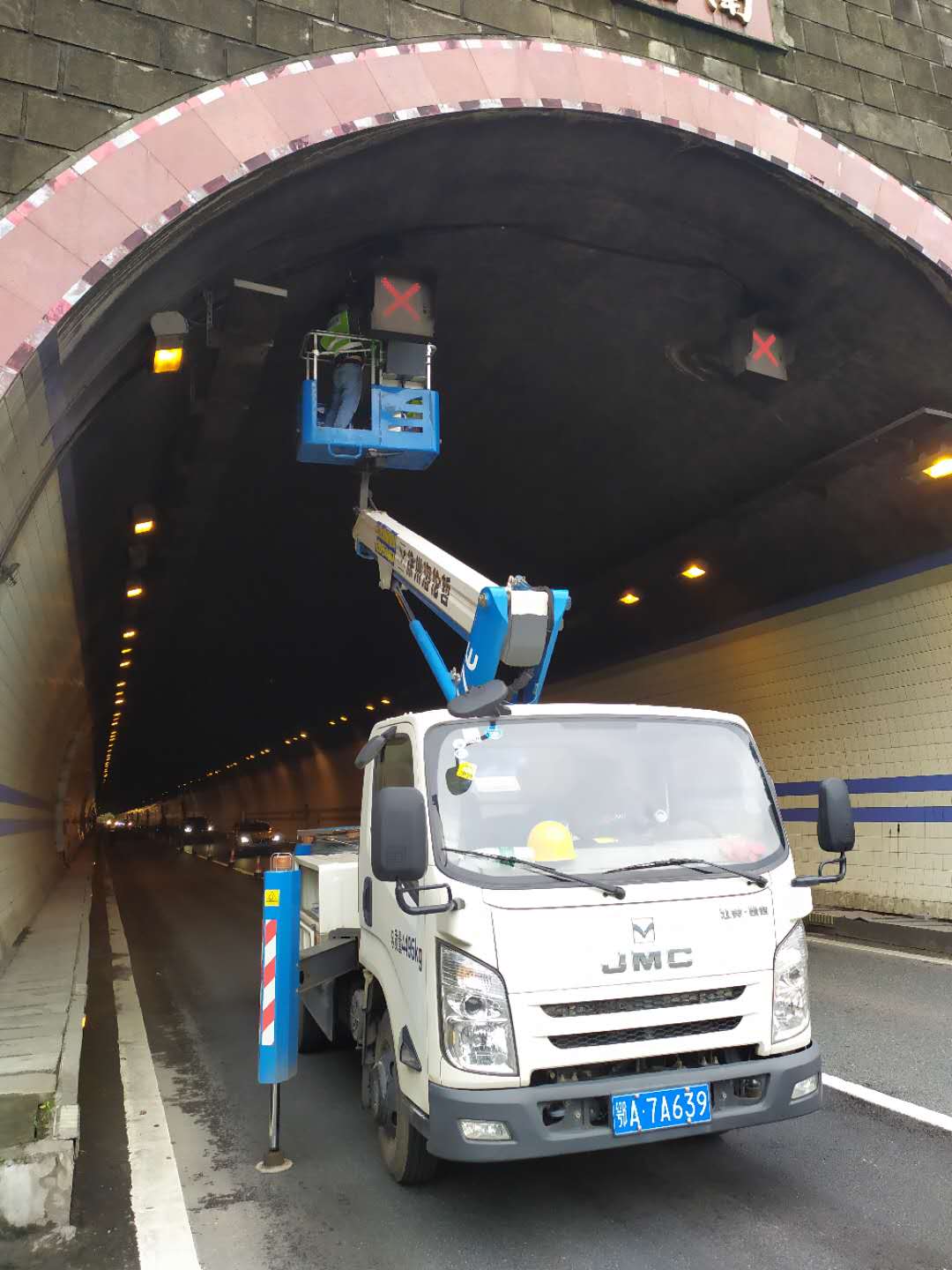 高空車隧道維修.jpg