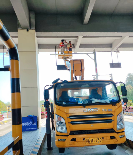 22米高空作業(yè)車(chē)收費(fèi)站頂層刷漆施工現(xiàn)場(chǎng)